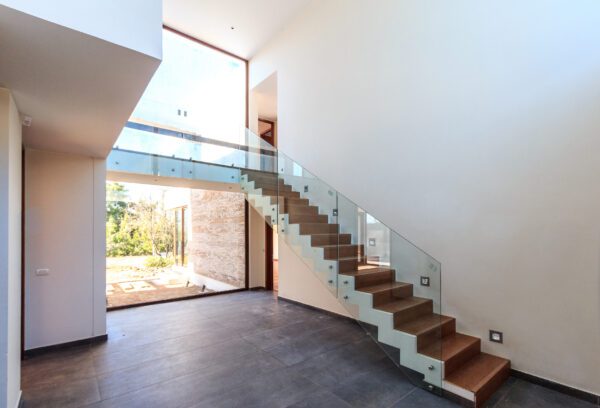 6 reasons to choose glass balustrades for your staircase